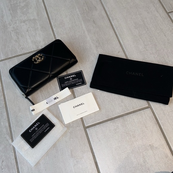 boutique Accessories - Chanel leather wallet clutch